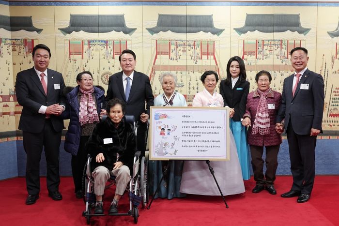 ‘칠곡할매글꼴’ 할머니들 초대해 직접 휠체어 끌며 대통령실 구경시켜준 윤석열 대통령
