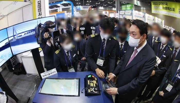 “대학 졸업장 꼭 필요한 것 아냐”...윤석열 대통령, 고졸 인재 채용 확대한다