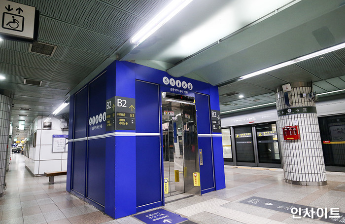 전장연 시위 못하게 하려고 멀쩡한 승강기에 고장 붙여놓은 서울교통공사 “일반시민 피해 vs 오죽했으면”