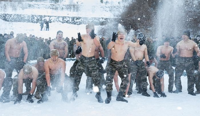 영하 20도 추위에도 웃통 벗고 혹한기 훈련받는 해병대 수색대원들