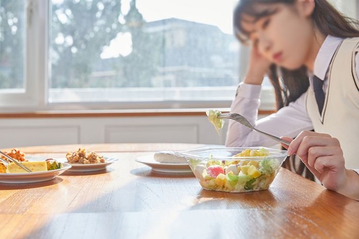 요즘 여학생들 사이에서 유행하는 ‘개말라 다이어트’의 충격적인 부작용