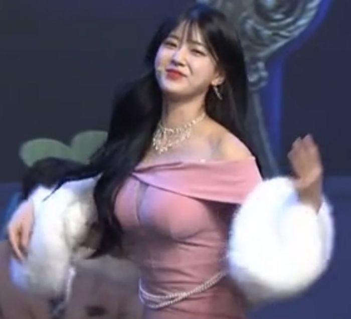 아프리카TV 공방 나와 ‘볼륨감’ 넘치는 몸매로 레전드 찍은 여캠 문월 (+영상)