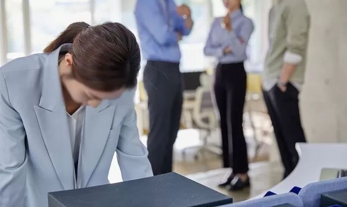 일 못하는 공무원 후배를 ‘세금’ 내는 시민들 앞에서 대놓고 망신 준 선배