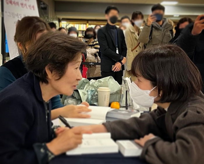 사인회 연 김혜자 선생님 활짝 웃게 만든 톱 여배우...‘대기표’ 뽑고 줄 서서 기다렸다 (영상)