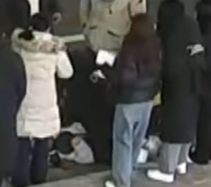 ‘간호 동아리’서 CPR 가르치던 여고생이 심장마비로 쓰러진 남성을 발견하고 벌어진 기적