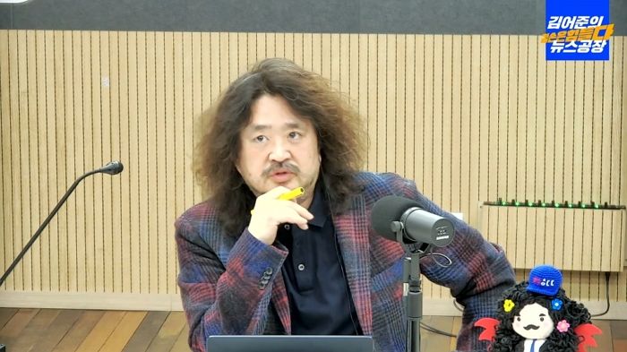 구독자 100만명 끌어모으며 ‘유튜버’로 대박 친 김어준, 경찰에 ‘고발’당했다