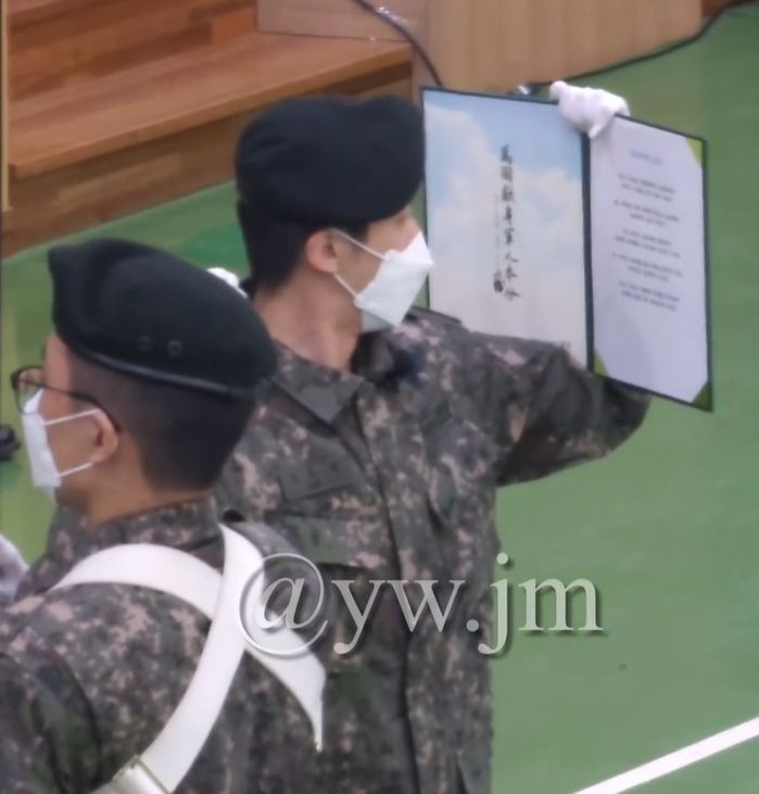 “부대 차렷!”...군기 바짝 들어간 방탄 진 신병교육대 수료식 모습 (+사진)