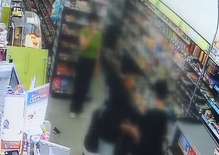 ‘촉법소년’인줄 알고 편의점주 폭행한 중학생, 경찰이 수갑 채우고 ‘이 말’하자 펑펑 울었다