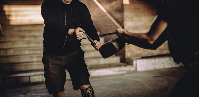 목 조르고 저항하는 강도 ‘맨손’으로 제압해 잡은 20대 여성의 정체