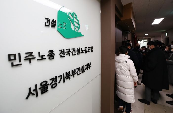 노조가 “불 질러 버린다” 협박·폭행했는데도 ‘집행유예’ 판결 내린 법원