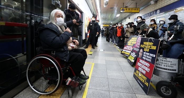 오세훈 단독 면담 무산된 전장연, 오늘(20일)부터 출근길 시위 재개...4호선 오이도역 혼잡
