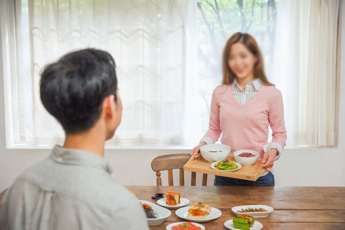 밥반찬으로 ‘군만두’ 구워 먹자는 남친...“꿀맛 조합 vs 만두는 반찬 아냐”