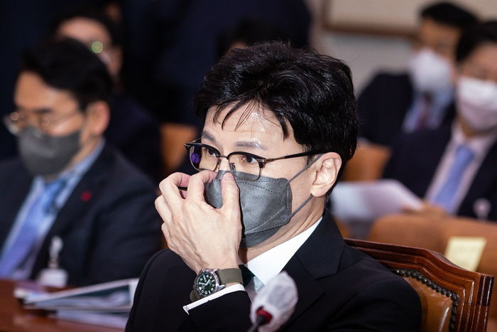 ‘패션 피플’ 사이서 찬사 쏟아지는 한동훈 장관의 ‘군용 시계’ 정체