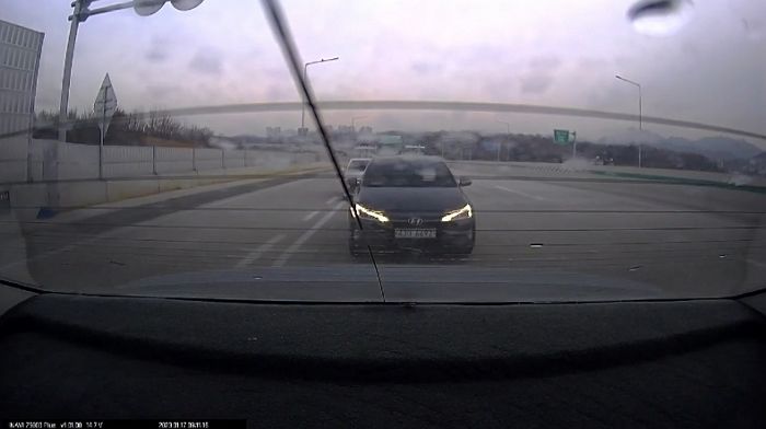 “고속도로 달리던 중 ‘졸음운전’한 화물 트럭에 죽을 뻔했습니다” (영상)