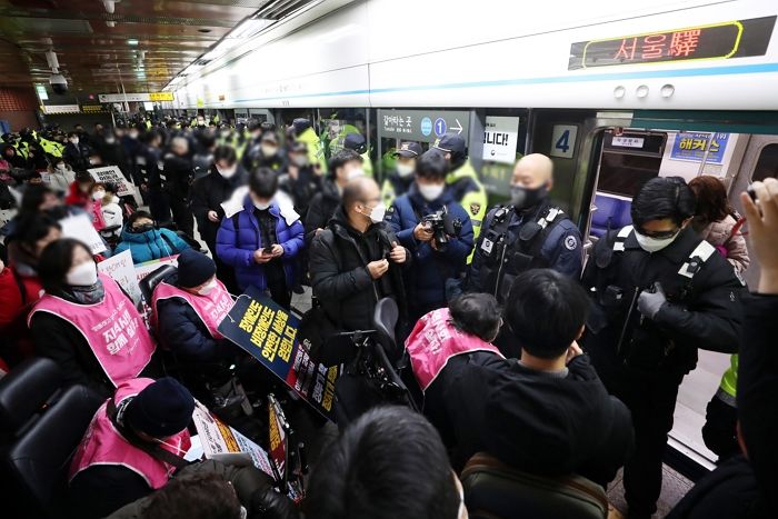 전장연 지하철 출근길 시위로 발생한 피해액 2년간 ‘4450억원’