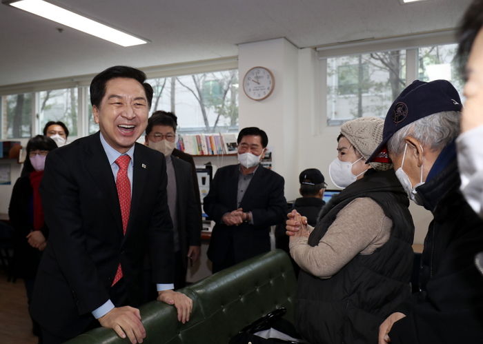 여성, 군대 안 가도 민방위 훈련은 받아야...민방위기본법 개정 추진