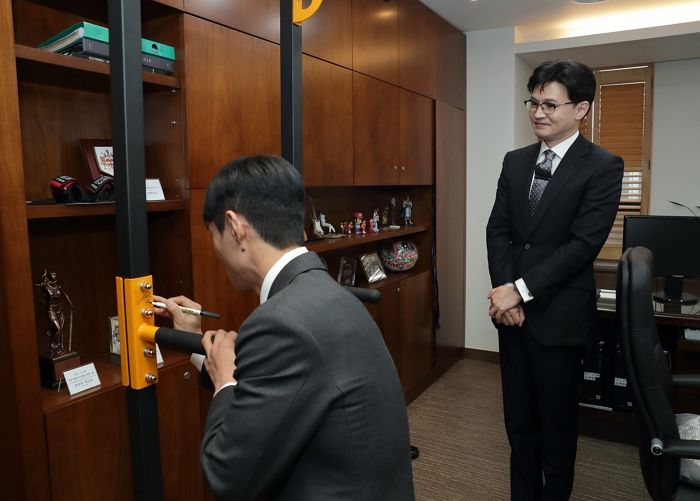 ‘슬램덩크·원피스·침착맨’...한동훈 사무실서 애니 취향 강제 아우팅(?) 당했다