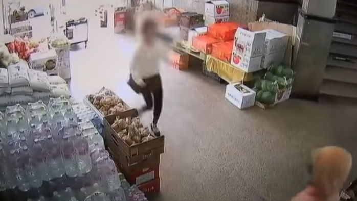 조용히 다가와 ‘살려주세요’ 속삭이는 젊은 여성, 야쿠르트 아줌마는 곧바로 마트로 달려갔다 (영상)