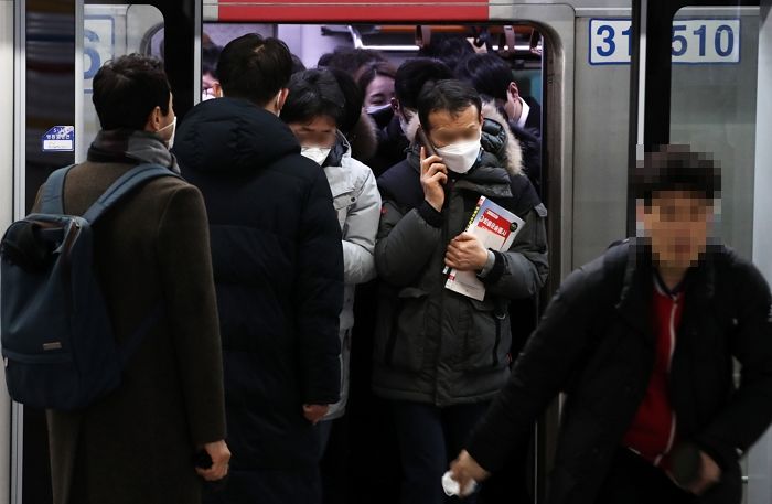 실내 마스크 의무 해제...지하철 ‘역’에서는 벗어도 열차 타면 써야한다