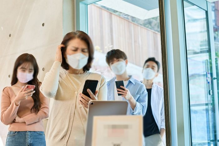 키오스크에 이어 ‘웨이팅 앱’ 사용법 몰라 추운 날 가게 앞에서 하염없이 기다리는 어르신들