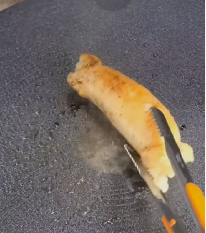 유튜버 사이서 ‘통대창 먹방’ 유행 中...구워진 대창 꽉 짜봤더니 나온 ‘기름’ 수준