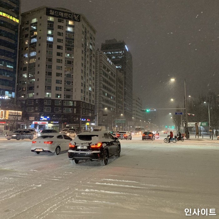 내일 새벽부터 수도권 최대 10㎝ 폭설...출근길 빙판 ‘비상’
