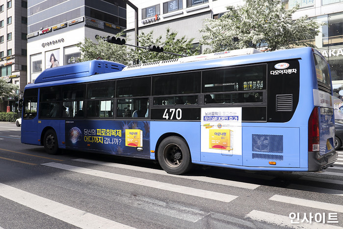 “버스 좌석 복도쪽에 앉았는데, 제가  그렇게 잘못한 건가요?”...똥매너다vs자기 마음