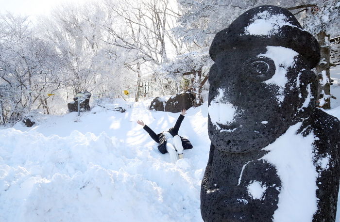 “연차 쓰라구요?”...폭설에 제주도서 발 묶인 직장인들에게 생각 못한 ‘악재’ 닥쳤다