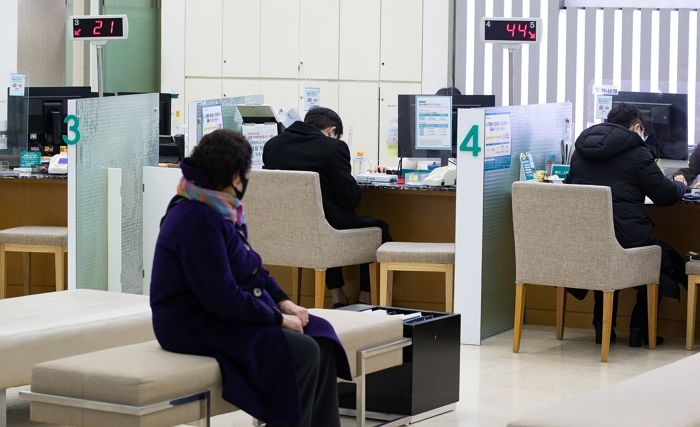 코로나 사태에 1시간 줄였던 영업시간 정상화하려고 하자 반대하는 은행 노조