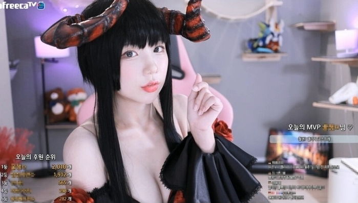 아프리카TV 탑 인기 여캠, ‘곰인형’ 사진 때문에 숨겨둔 남친 의혹 터졌다