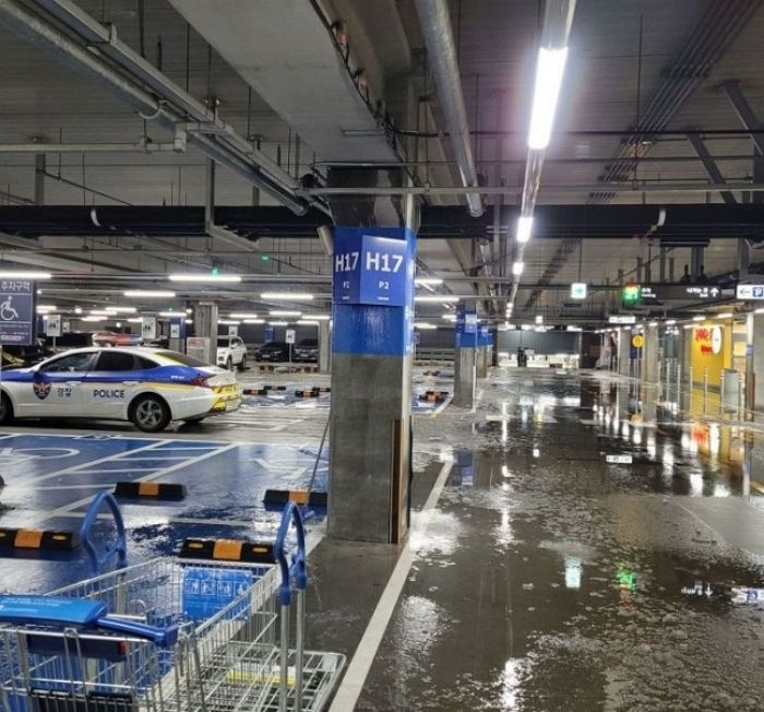 “천장서 물 쏟아지고 엘리베이터에 갇혀”...한겨울에 물난리 난 ‘이케아 광명점’