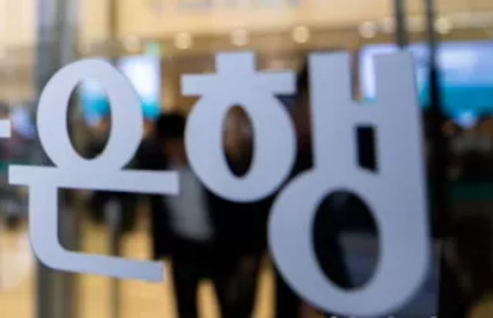 “본인이 직접 방문해라” 요구에 병원비 내려고 ‘콧줄’ 단채 은행 실려온 80대 중환자