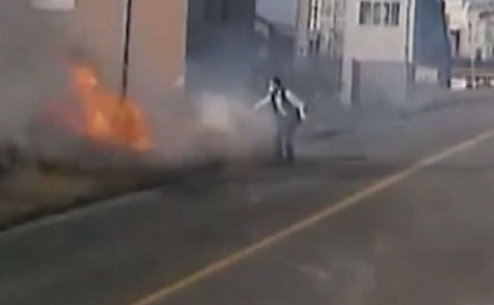 운전 중 시뻘건 불길 발견한 경주 시내버스 기사...소화기로 상가 화재 막았다 (+영상)