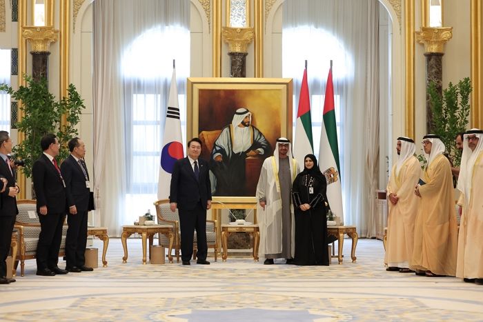 UAE 출장 다녀온 尹이 ‘중동 신화’ 일으켰던 이명박 전 대통령에게 전화 걸어 한 부탁