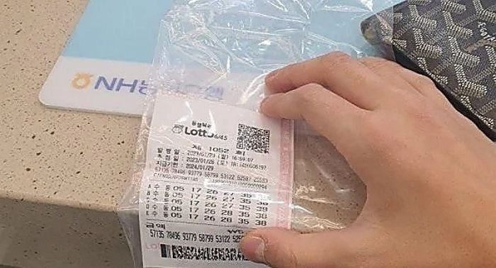 ‘로또 1등’ 수동 3장 당첨 동일인 맞았다...‘70억’ 당첨자 본인 인증 사진 공개됐다