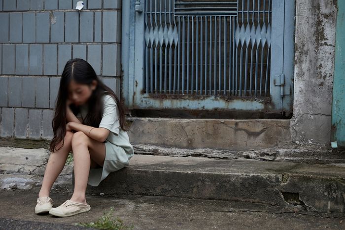 4살 딸 학대해 ‘시력’ 잃게 만들고 매일 ‘이것’만 먹여 죽게 만든 20대 엄마