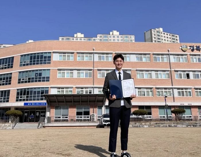 어제(1일) 고등학교 졸업한 ‘양궁 신동’ 김제덕, 졸업하자마자 ‘군필 고졸’ 됐다