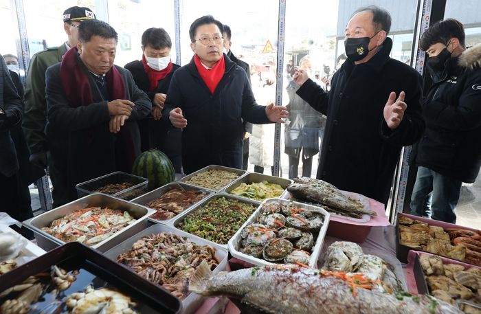 박근혜 생일 맞아 상다리 부러지게 잔칫상 차렸는데 얼굴 못 보고 돌아온 황교안