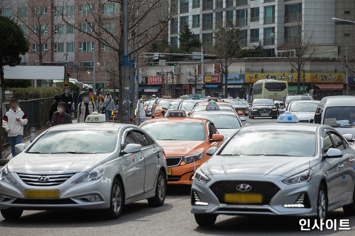 기본요금 4800원으로 인상되고 손님들 반토막 난 택시 기사들 근황