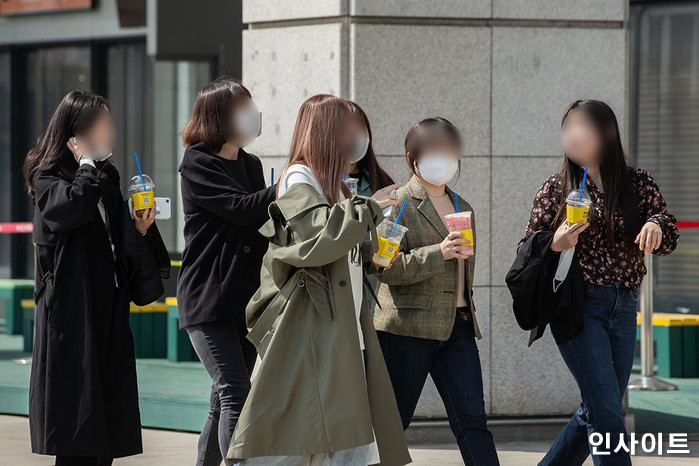 마스크 벗으라는데 안 벗는 한국인...외신도 제대로 당황했다
