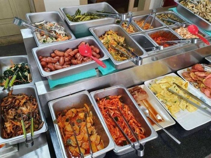 “무료로 드세요”...군복 확인하고 공짜로 식사 대접한 사장에게 군인들이 보인 반응