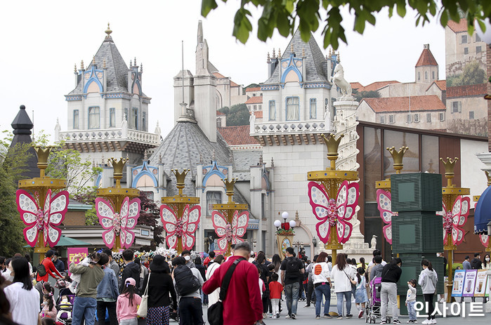 유튜브에서 11만명이 투표한 주제...둘 중 하나 고른다면 “롯데월드 vs 에버랜드”