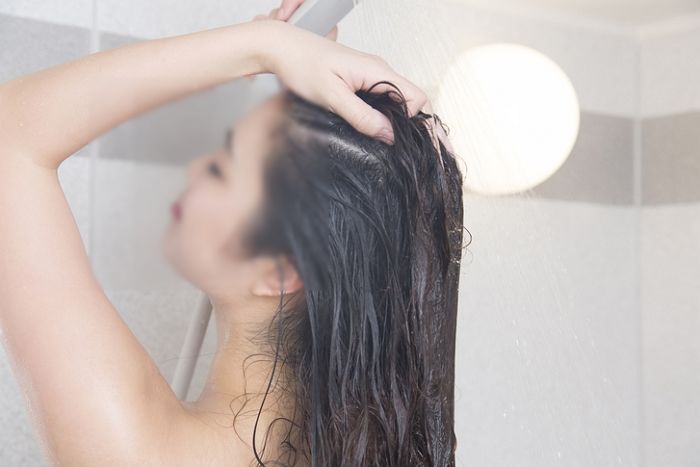 여중생 손녀 샤워할 때 들어오는 할머니...“같은 여자니까 괜찮다 vs 가족이라도 예의 지켜야”