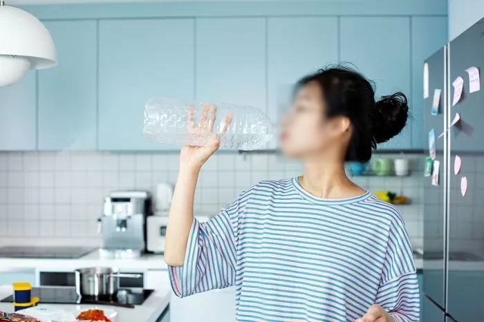 생수 살 때 “상표나 수원지·성분표 확인하고 산다 vs 가격 싼 거 산다”