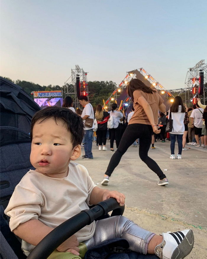 ‘엄마의 개인생활’ 시리즈에 강제 참여했던 여배우 아들, 같이 즐기기 시작했다