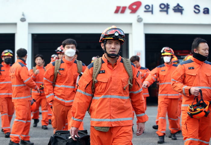 ‘대지진’ 튀르키예 돕기 위해 급파된 긴급구호대 비장한 표정 (+사진)