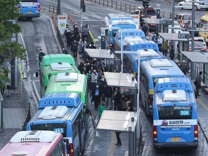 버스도 지하철처럼 멀리 가면 ‘추가요금’.....서울시, 버스 ‘거리비례 운임제’ 추진