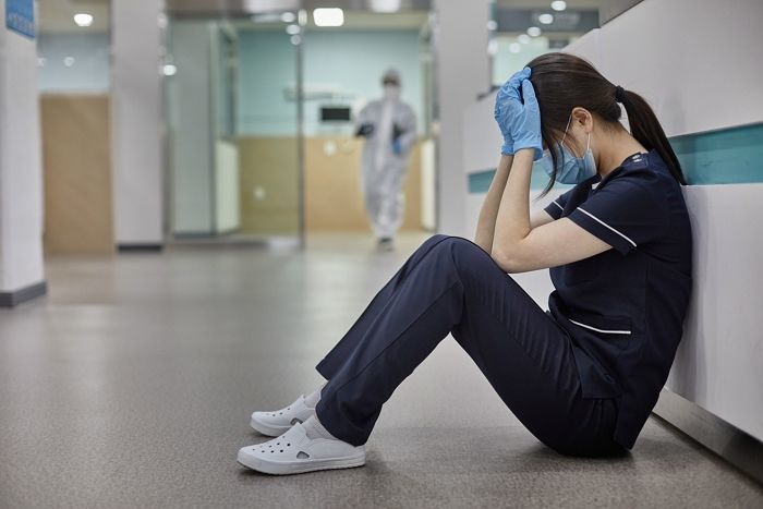 숙취 시달리던 여성 간호사 “낮잠 자려고 환자 죽인 적 있다” 충격 고백