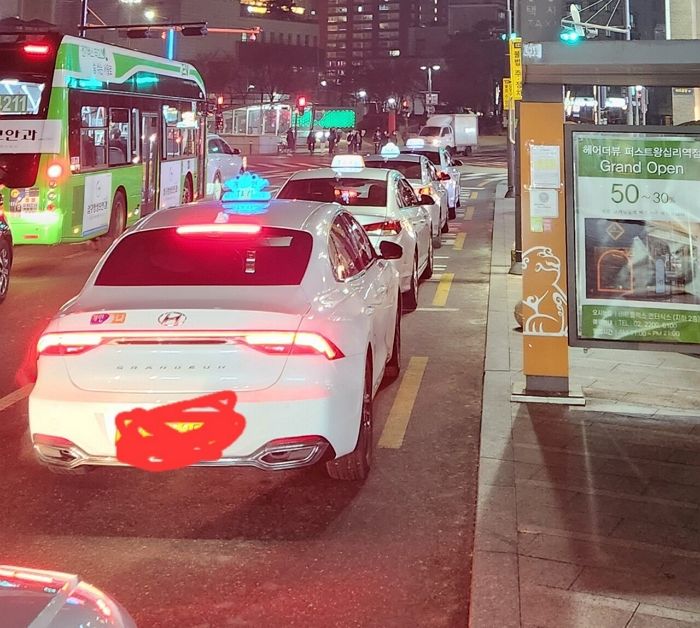 “택시비 인상에 손님 뚝”...택시 잡는데 20분 기본이었던 왕십리 택시승강장 근황