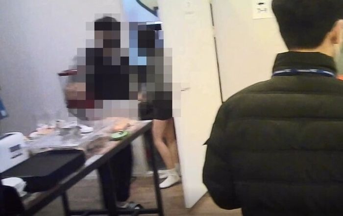 ‘신종 룸카페’ 급습한 경찰...현장에는 진짜 ‘고교생 커플’ 있었다